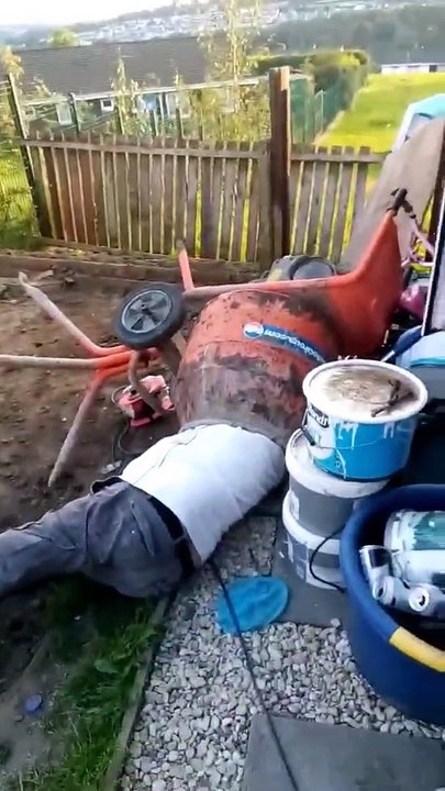 Ce bricoleur veut faire un tour de bétonnière (mauvaise idée)