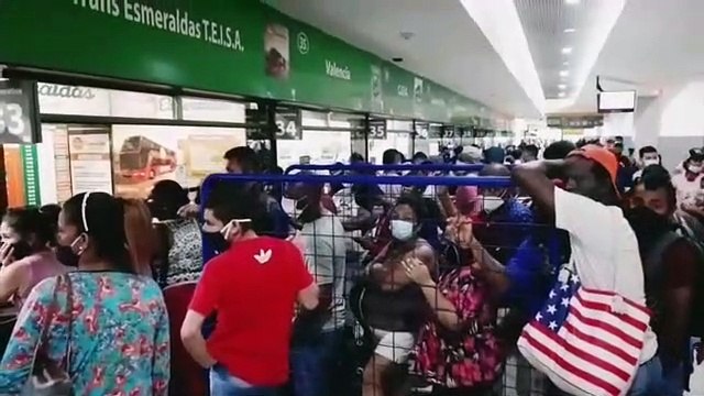 Largas filas de viajeros en el Terminal Terrestre de Guayaquil