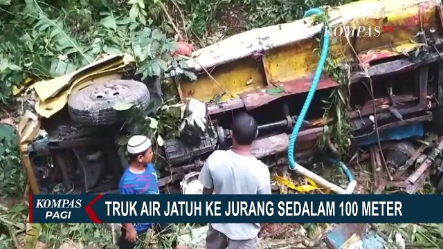 Truk Air Jatuh ke Jurang Sedalam 100 Meter