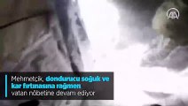 Mehmetçik, dondurucu soğuk ve kar fırtınasına rağmen vatan nöbetine devam ediyor