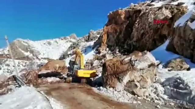 Yamaçtan kopan kaya parçaları yolu kapattı