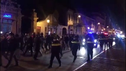 Los restauradores georgianos exigen poder abrir sus negocios desafiando el toque de queda