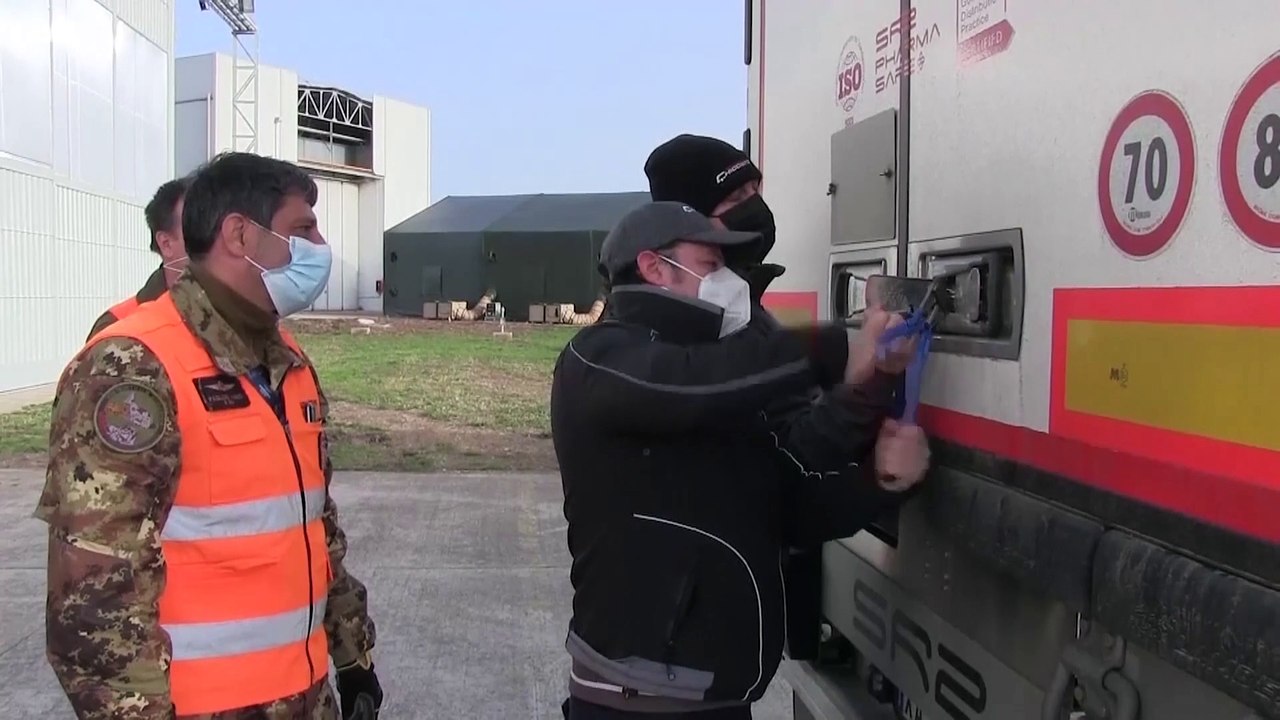 Ευρώπη: Ξεκινούν οι εμβολιασμοί με το εμβόλιο τ...