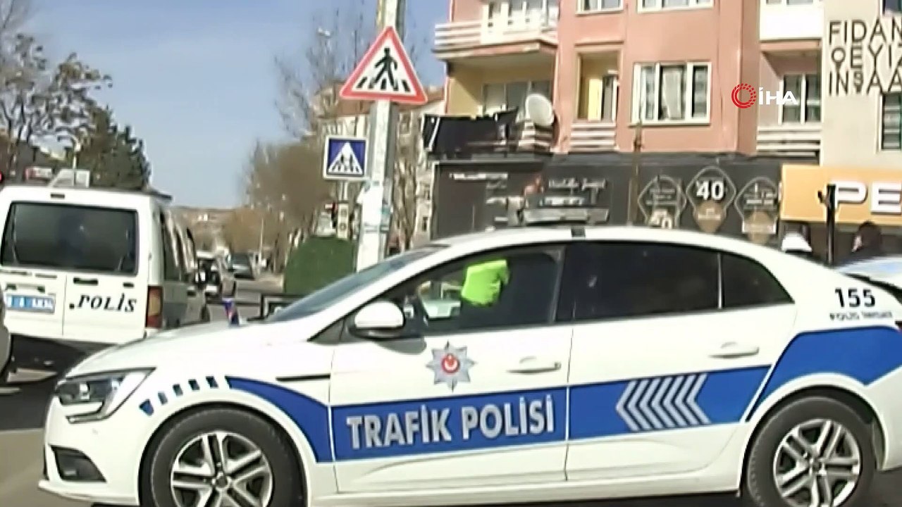 Muayenesiz araçla yakalanan ehliyetsiz sürücü basın mensuplarını darp etti