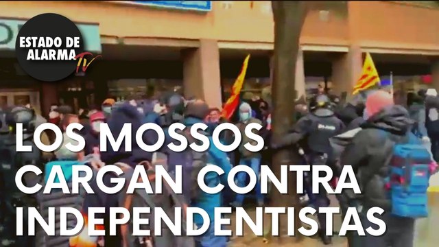 Los Mossos cargan contra los independentistas