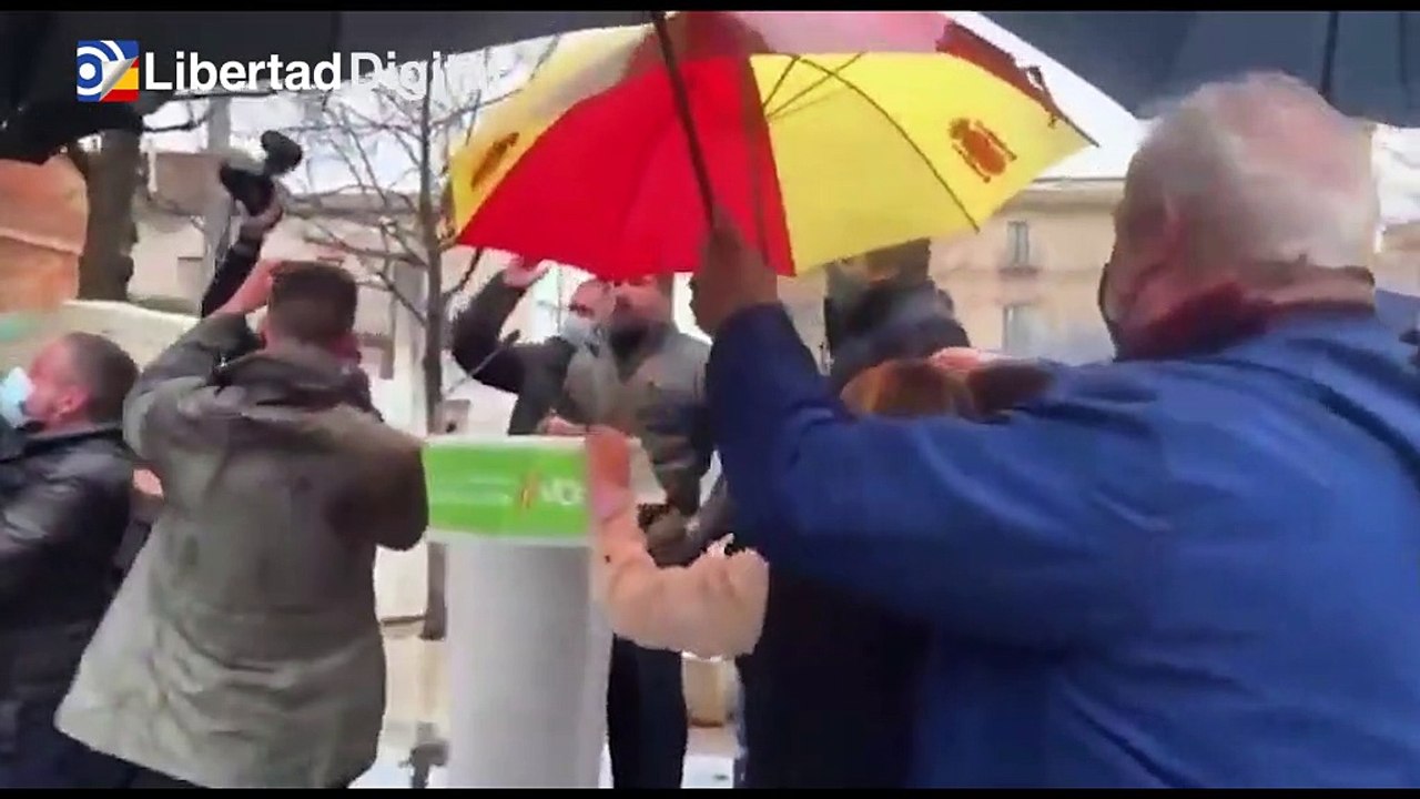 Decenas de manifestantes lanzan piedras y otros objetos contra Santiago Abascal en Gerona