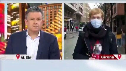 Catalanes de "pura cepa" y residentes en Salt acosan a un reportero de Cuatro y le dicen: "habla bien claro y di que aquí no queremos a los hp de Vox"