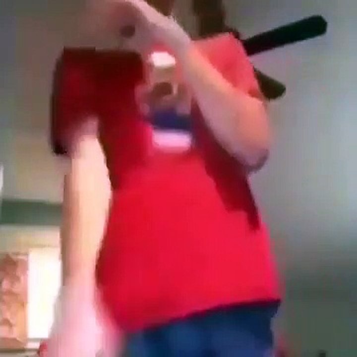 Il joue avec un vrai pistolet dans sa chambre et finit par tirer une balle