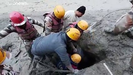 Rescate contra reloj tras una avalancha en la India