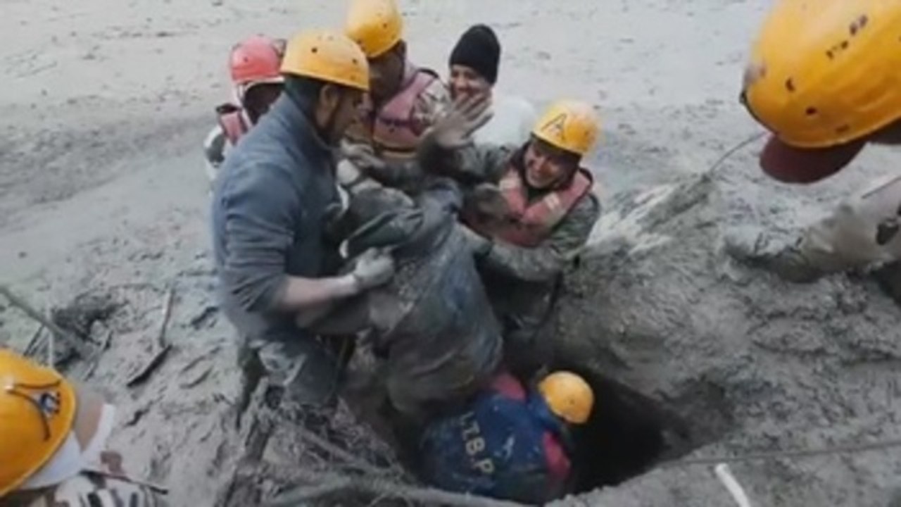 Una avalancha de agua y lodo deja un centenar de desaparecidos en la India