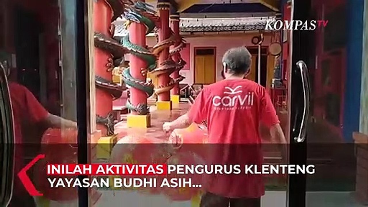 Mempercantik Klenteng Jelang Imlek di Indramayu