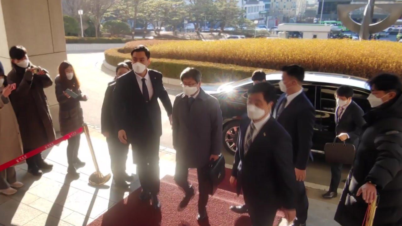 '거짓 해명 논란' 김명수 대법원장, 출근길 묵묵부답 / YTN