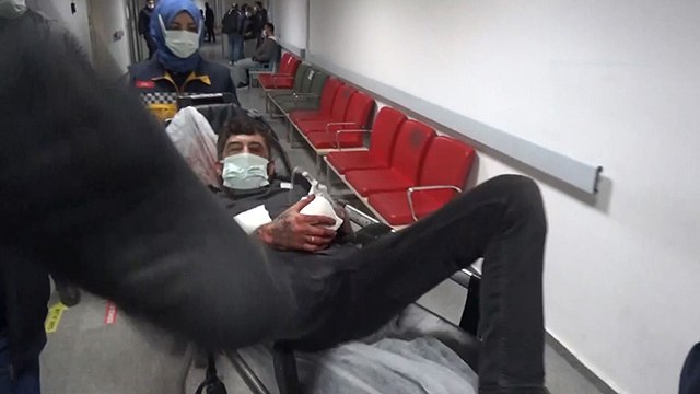 Sedye üzerinden kameramanı tekmeleyip yumrukladı