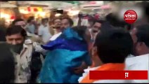 Video: उद्धव सरकार की आलोचना पड़ी महंगी, शिवसैनिकों ने बीजेपी नेता को साड़ी पहनाकर ऐसा किया हाल