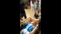 Bayi Dievakuasi dengan Bak dari Banjir Setinggi 2 Meter
