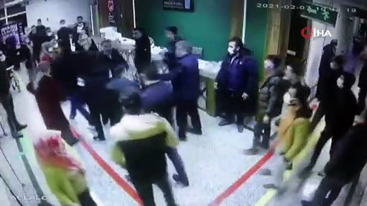 Koronavirüsten ölen şahsın yakınları sağlık çalışanlarını darp etti