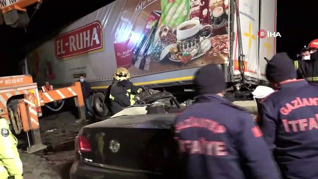 Gaziantep-Kahramanmaraş Yolunda Trafik Kazası, Otomobil Tırın Altında Girdi