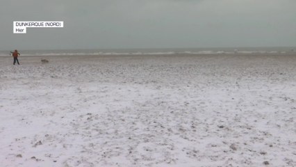 La plage de Dunkerque recouverte par une couche de neige