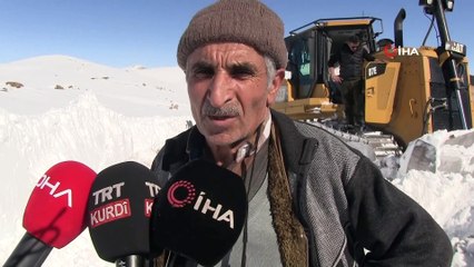 Baba ve oğlu dozer üstünde karla kapanan yolları açıyor