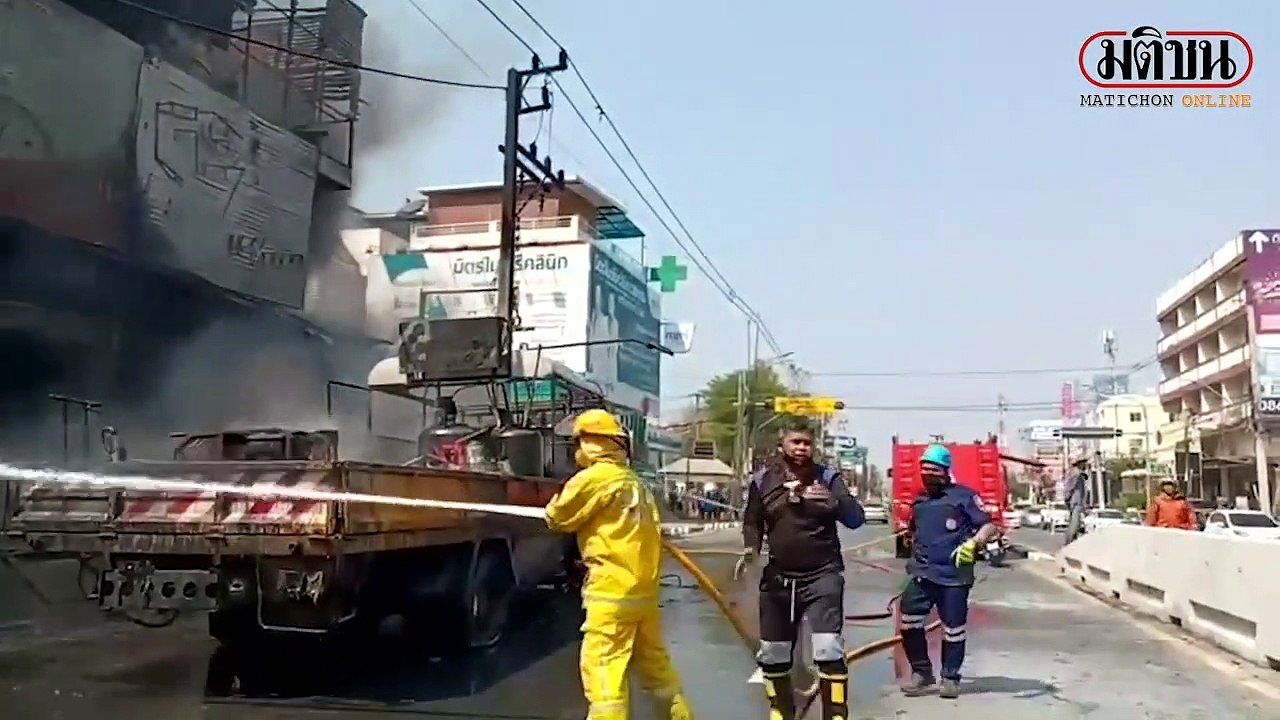 ไฟไหม้รถตีเส้นจราจร ลามติดร้านขายอะไหล่รถวอด