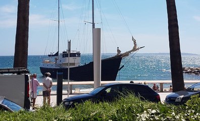 Qui vit à bord de ce bateau "fantôme" au large de Juan-les-Pins