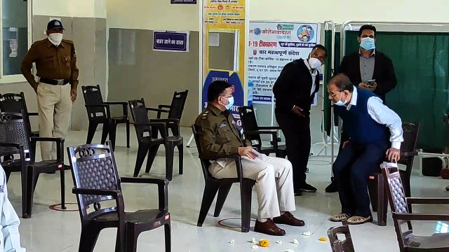 एसपी पंकज श्रीवास्तव ने लगवाया कोरोना का टीका, बोले वेक्सीन पूरी तरह सुरक्षित