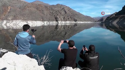 Ayvalı Barajında suyun kirecinden oluşan ilginç figürler ilgi odağı oldu