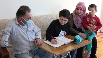 Tek koluyla hasta kızını yaşatabilmek için inşaatlarda çalışıyor