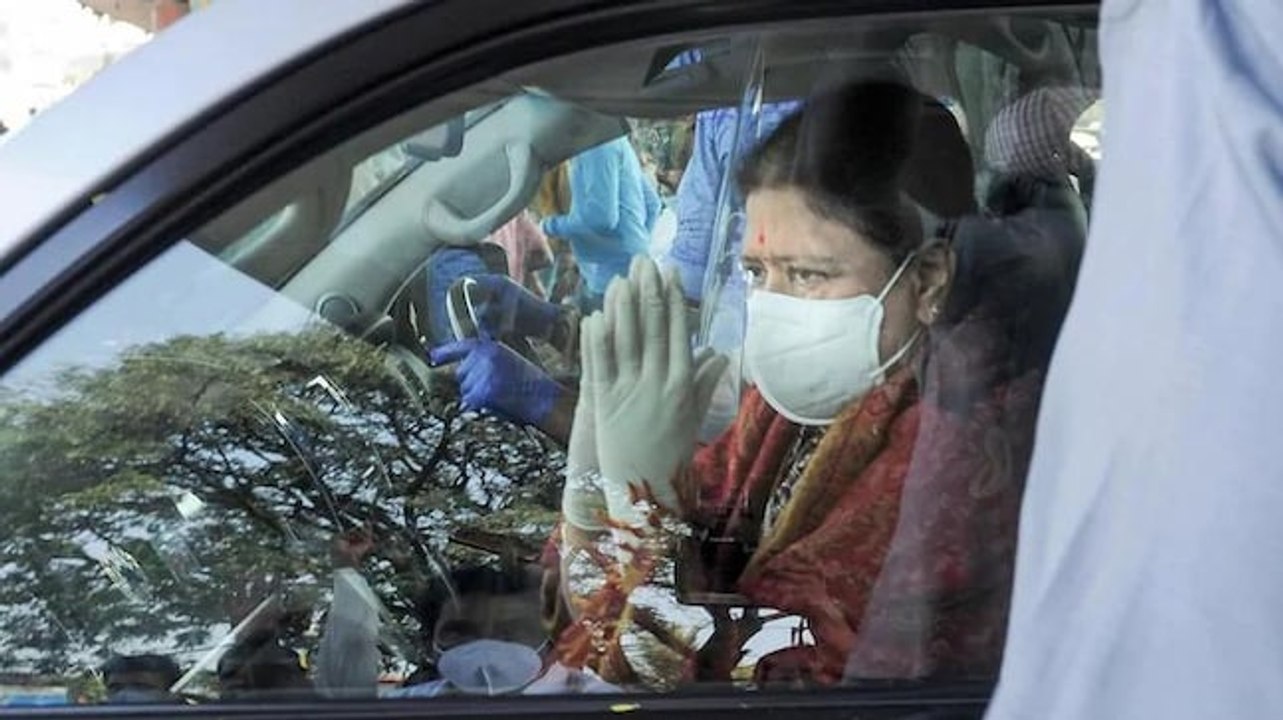 Sasikala's convoy travels with AIADMK flag