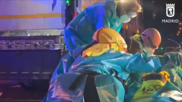 Muere un motorista al chocar contra un camión de la basura en Madrid