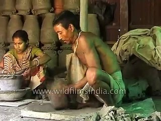 Descargar video: Pottery made without a Potters' Wheel_ West Bengal's Siliguri district