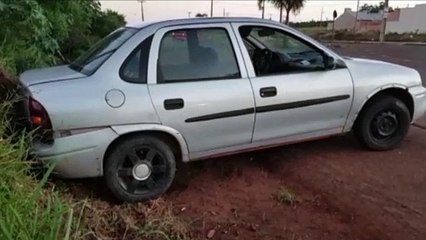 Motorista abandona Corsa na Avenida Piquiri, perto do Loteamento Barcelona