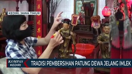 Ritual Pemandian Patung Dewa-Dewi Jelang Perayaan Tahun Baru Imlek