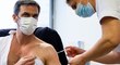 Covid-19 : Olivier Véran se fait vacciner devant les caméras