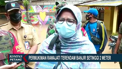 Ketinggian Banjir Di Rawajati Capai 2 Meter, Warga Pilih Bertahan di Lantai 2 Rumah Mereka
