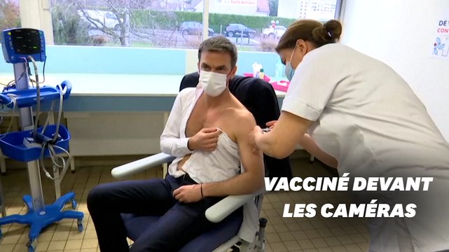 Olivier Véran, premier ministre à se faire vacciner contre le Covid-19