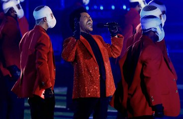 ¿Por qué los bailarines de The Weeknd llevaban el rostro vendado durante la Super Bowl?