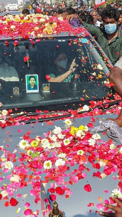 Released from Bengaluru jail, Sasikala enters battlefield Tamil Nadu