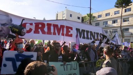 Protesters wait for Netanyahu as he leaves court