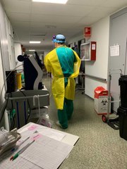 Puestos de trabajo improvisados en una de las UCI covid del Hospital La Paz