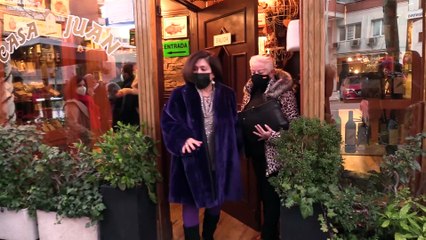 Elena Tablada, ajena al Covid, disfruta de un almuerzo familiar
