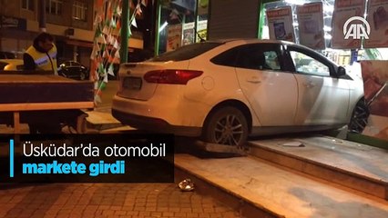 Üsküdar'da otomobil markete girdi