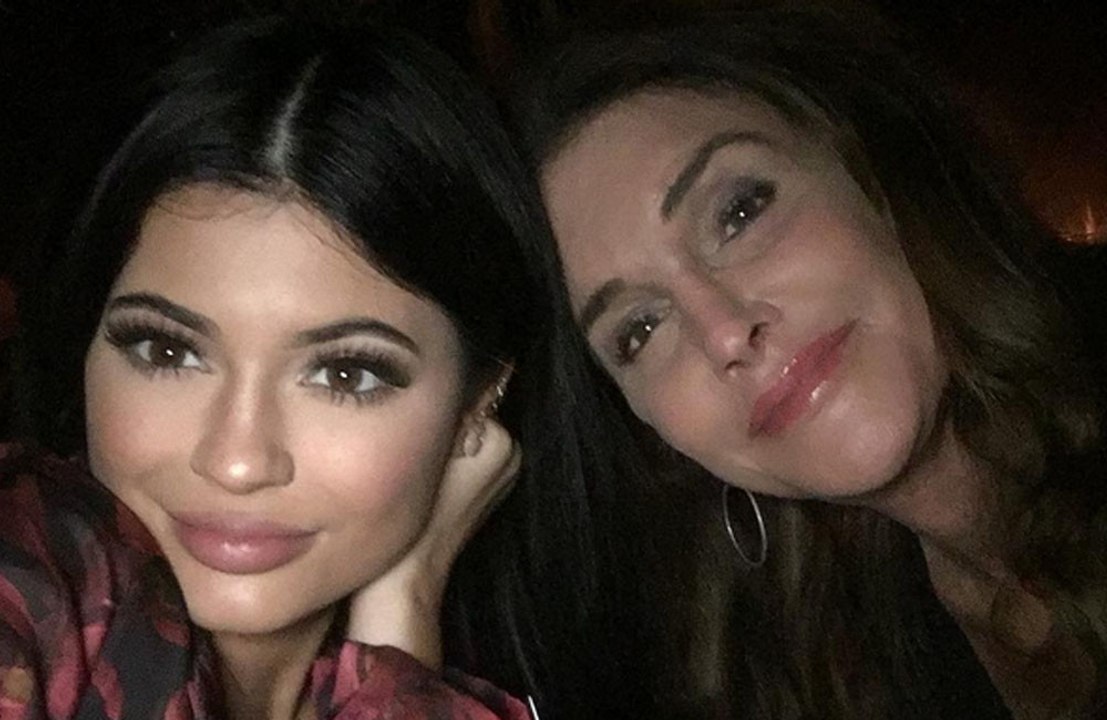 Caitlyn Jenner : Kylie a adoré la maquiller dans les bureaux de sa compagnie