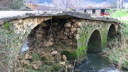 Büyük İskender'in geçtiği söylenen köprüye, traktörlerin geçmesi için beton döküldü!