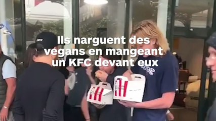 Ils mangent un KFC devant des vegans pour les narguer