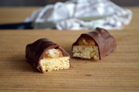 Comment faire des Snickers® maison ? La recette simple de cette barre chocolatée