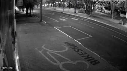 Câmera registra carro de luxo passando pela Avenida Brasil em alta velocidade