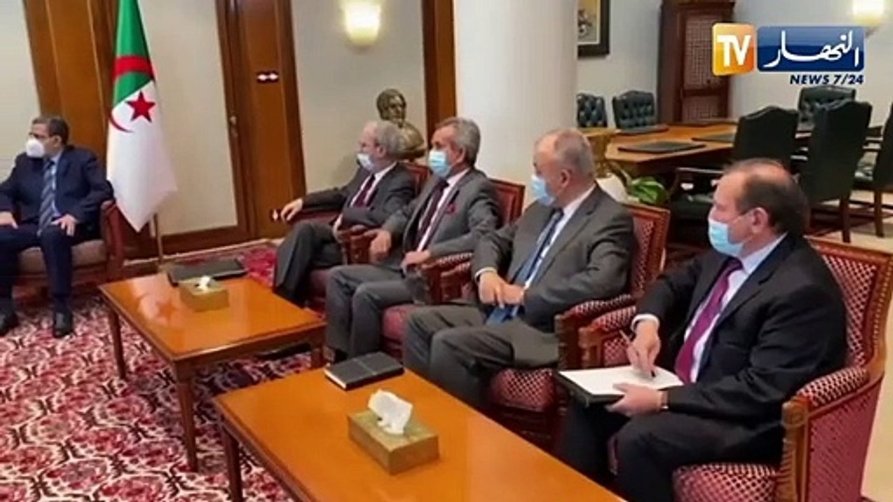 الوزير الأول عبد العزيز جراد يستقبل نائب رئيس الكونفدرالية السويسرية بقصر الحكومة