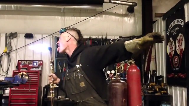 Ce dingue éteint un chalumeau avec sa langue... 3500°C ça brûle