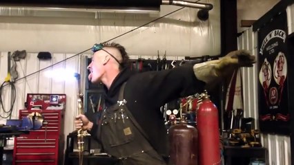 Ce dingue éteint un chalumeau  avec sa langue... 3500°C ça brûle